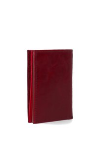 Rode leren portemonnee met een gladde textuur, bi-fold ontwerp en zichtbare stiksels. Slank profiel met binnenvakjes voor kaarten en compartimenten.