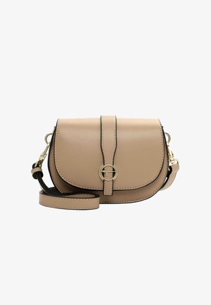 Beige konstläder crossbody-väska med rundad form, guldfärgade detaljer och svart kantning, med en frontklaff och avtagbar rem.
