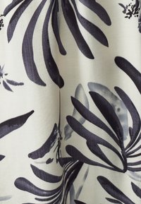 Unselected, black floral