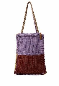 Gebreide draagtas met een gevlochten handvat. Heeft een lichtpaarse bovenkant en een donkerbruine onderkant, met contrasterende stiksels.