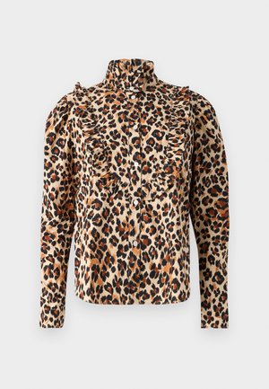 Hedvábná blůza s leopardím potiskem v béžové barvě, s volánkovým detailem, vysokým límcem a zapínáním na knoflíky. Dlouhé rukávy se zhuštěnými rameny a černými akcenty.