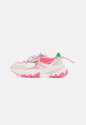 Masywny sneaker z różowymi, fioletowymi, beżowymi, białymi i zielonymi panelami oraz różowo-białymi wzorzystymi sznurowadłami na białym tle.