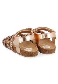 Meisjes sandalen met een rosegouden metallic bovenkant, meerkleurige banden en een zachte, gestructureerde voetbed. Antislip, duurzame rubberen zool.