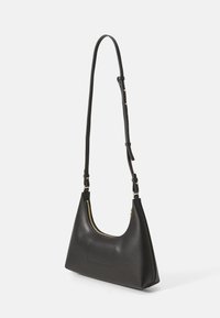 Borsa in pelle nera con una forma triangolare strutturata. Presenta una zip dorata e una tracolla regolabile.Texture liscia con una finitura opaca.