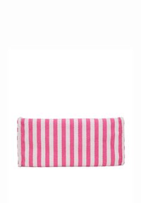 Cuscino a strisce in tessuto rosa e bianco, forma rettangolare, morbida texture con accenti di frange, misura circa 40 cm di lunghezza.