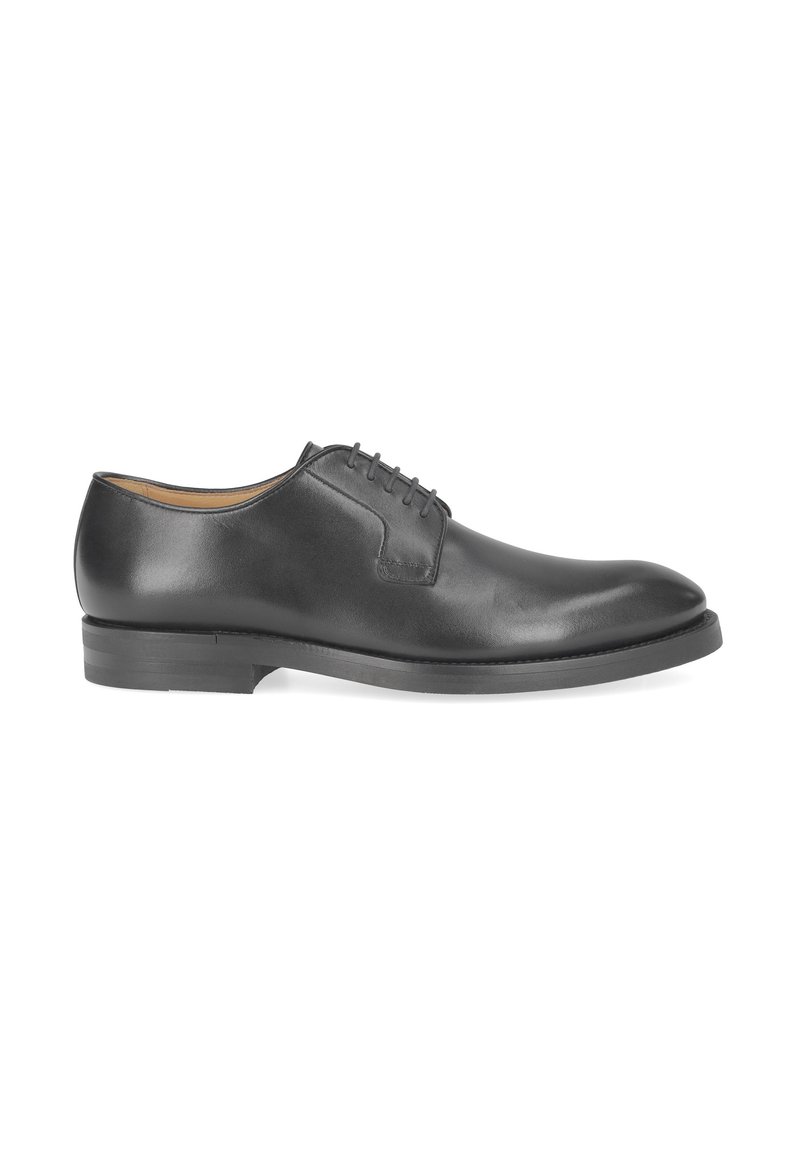 Chaussure habillée en cuir noir avec un bout arrondi, un design à lacets, une texture lisse et un petit talon empilé. Lignes épurées et détails minimalistes.