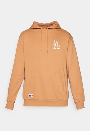 Haut à capuche en tissu beige, avec une poche kangourou sur le devant, un capuchon avec cordon de serrage et un logo LA brodé en blanc. Patch logo MLB sur l'ourlet.