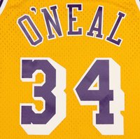 Gelbes Basketballtrikot mit "O'NEAL" in lila Schrift über der Nummer "34", beide mit einem strukturierten, kontrastierenden Stickdesign.