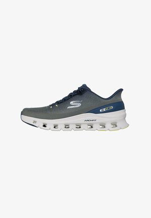 Zapatilla deportiva Skechers en malla gris y marino con suela blanca acolchada y tecnología Arch Fit; cuenta con cordones decorativos y logo.