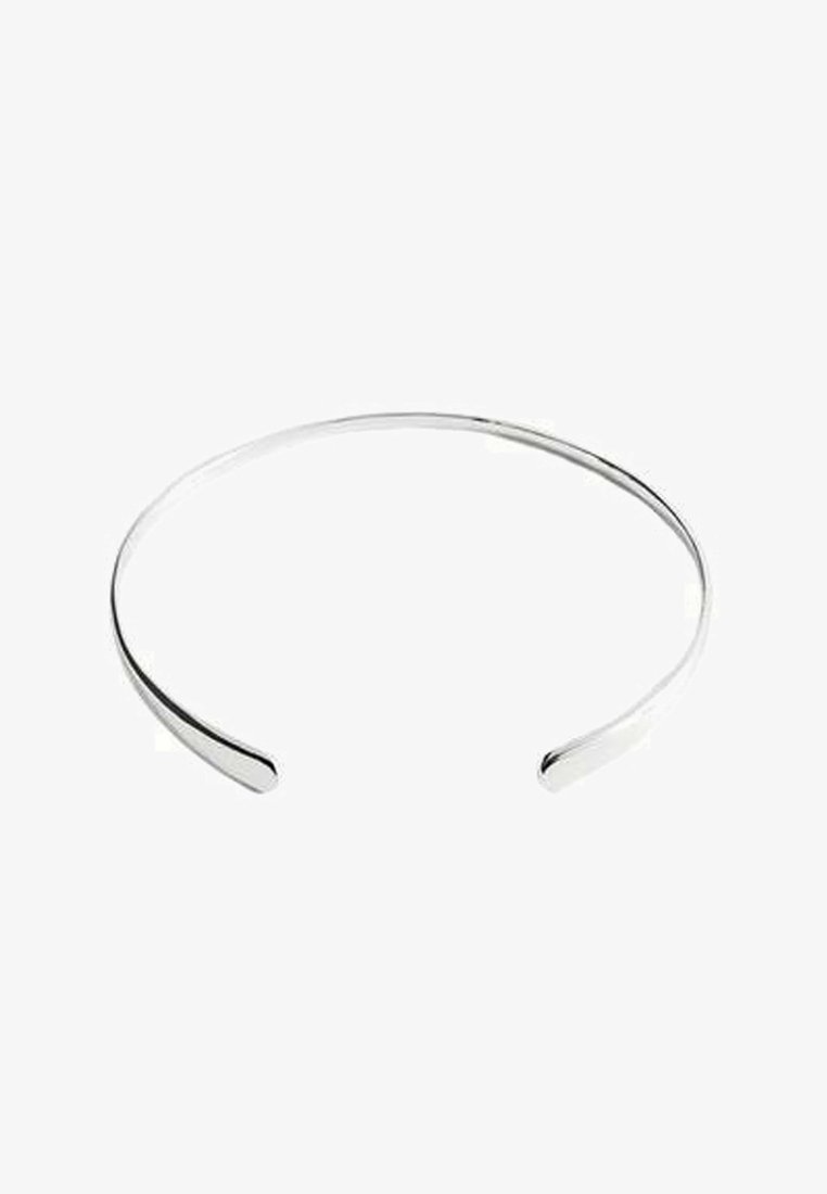 Brățară din metal argintiu, design deschis, finisaj neted, margini rotunde, stil minimalist fără ornamente sau modele.