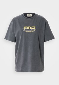 Grå bomullst-skjorte med korte ermer. Har et gult grafisk trykk som leser "MNG Paradise Disco Dancing Club" på forsiden.