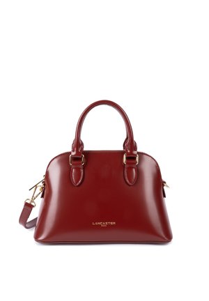 Borsa a mano in pelle rossa lucida con due manici arrotondati, dettagli in metallo dorato e spallacci rimovibili. Presenta una chiusura con zip.