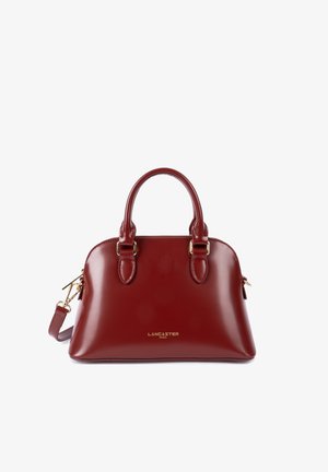 Sac à main en cuir verni rouge avec deux poignées arrondies, accents en métal doré et une bandoulière amovible. Comprend une fermeture à glissière.