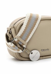 Borsa a tracolla in pelle beige con tracolla intrecciata, caratterizzata da strisce grigie, crema e marroni. Etichetta argentata con il nome del marchio attaccata alla zip.