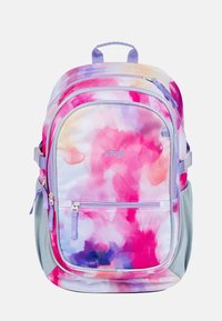 Batoh s růžovo-fialovým akvarelovým vzorem, vyrobený z látky s hladkou texturou. Obsahuje několik zipových kapsiček a síťované boční kapsy.