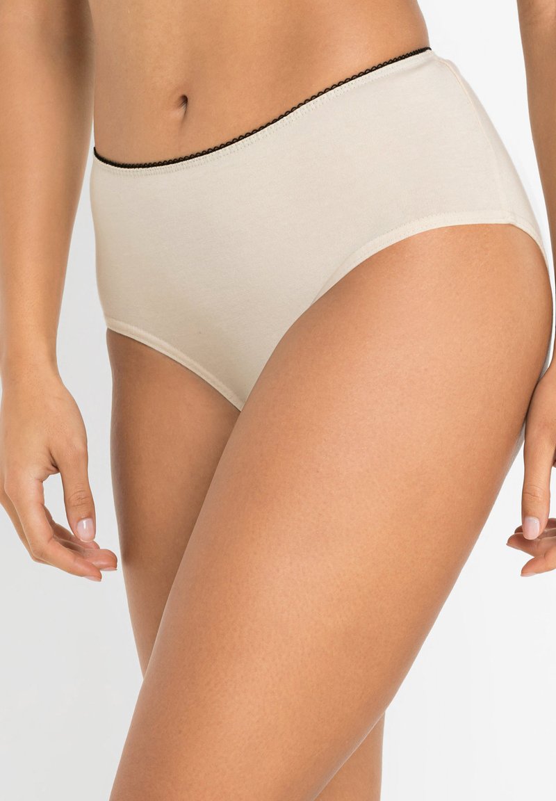 Culottes de bikini taille haute beige en coton doux. Présente un galon noir en picot le long de la taille pour un détail et un contraste supplémentaires.