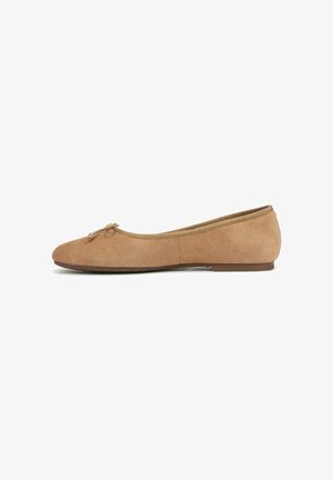 Ballerine en daim marron avec un petit nœud sur le dessus, talon bas et bord élastique autour de l'ouverture, vue de profil.
