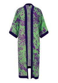 Gennemsigtig kimono med en grøn baggrund og lilla leopardprint, prydet med en mørk lilla kant og brede ærmer.