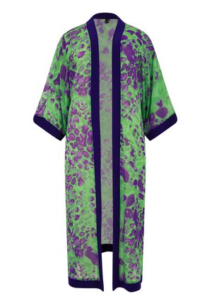 Doorschijnende kimono met een groene achtergrond en paarse luipaardprint, voorzien van een donkerpaarse rand en brede mouwen.