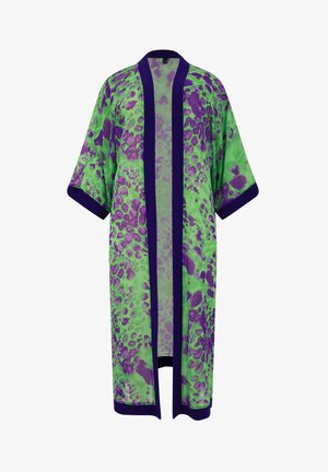 Doorschijnende kimono met een groene achtergrond en paarse luipaardprint, voorzien van een donkerpaarse rand en brede mouwen.