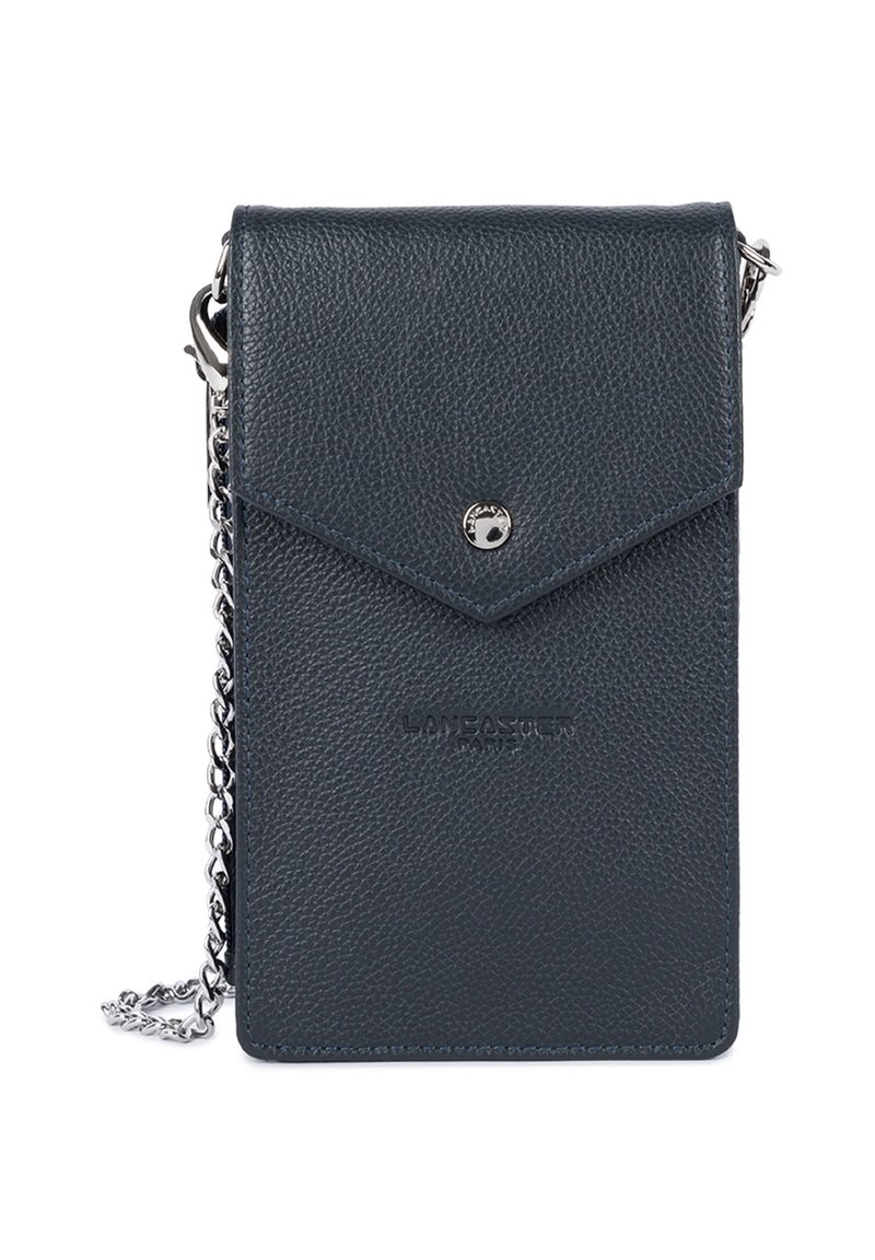 Borsa a tracolla in pelle blu scuro con superficie testurizzata, pattina triangolare, accessori in argento e tracolla a catena. Logo impresso sul davanti.