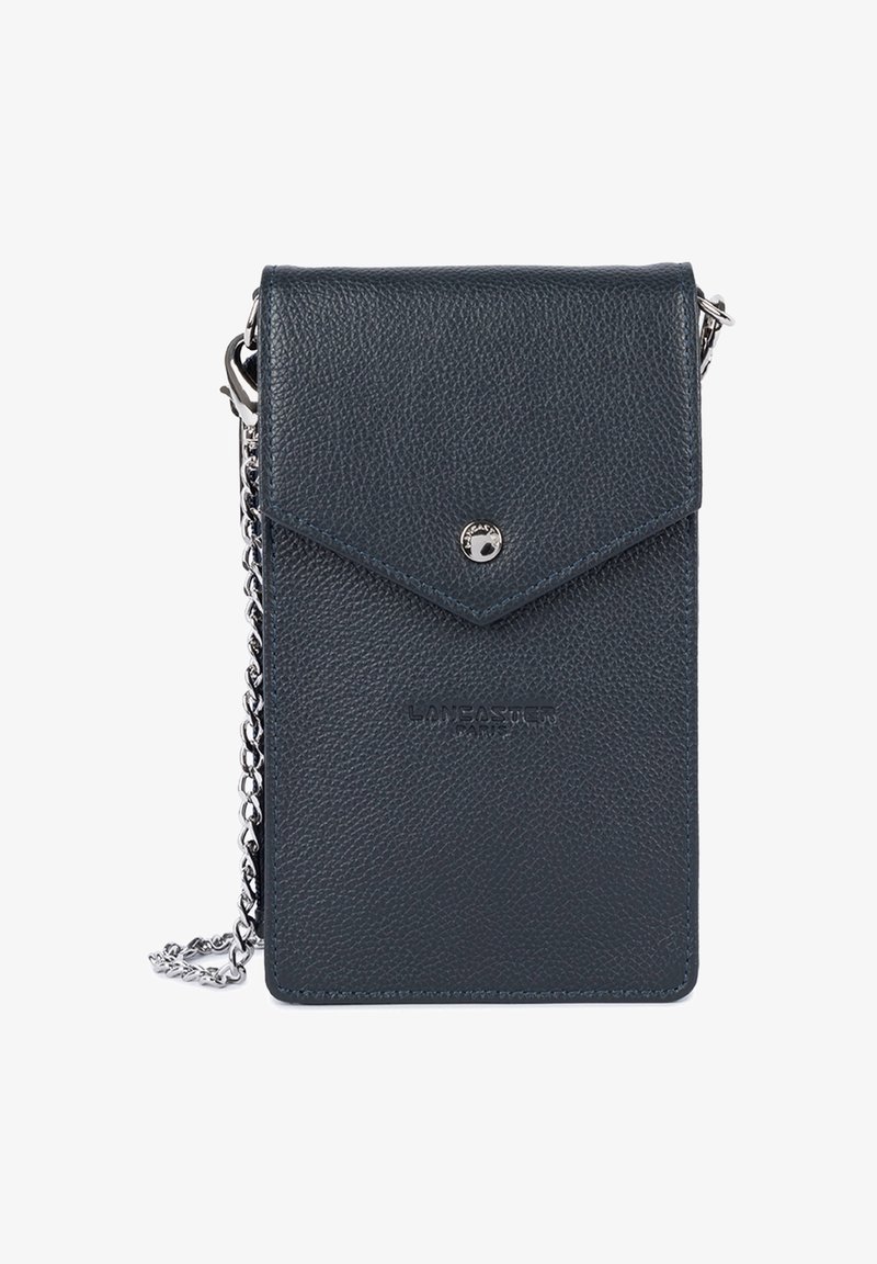 Borsa a tracolla in pelle blu scuro con superficie testurizzata, pattina triangolare, accessori in argento e tracolla a catena. Logo impresso sul davanti.