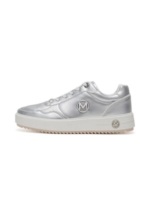 Zapatilla plateada de corte bajo con suela blanca y gruesa, emblema del logo lateral, cordones frontales y suela texturizada para mayor agarre.