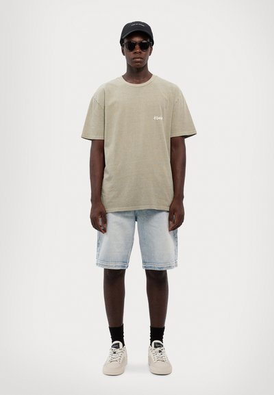 Ksubi ALL DAY BIGGIE TEE OUTBACK - Triko s potiskem - green