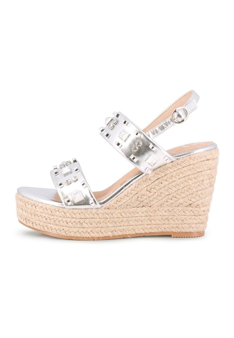 Sandalias de cuña plateadas con dos correas anchas que presentan tachuelas cuadradas y strass, plantilla de yute trenzado y suela de goma lisa.