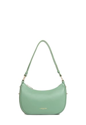 Borsa a tracolla verde in pelle con una forma curva, dettagli in hardware dorato e logo impressa sul davanti. Include una tracolla regolabile.