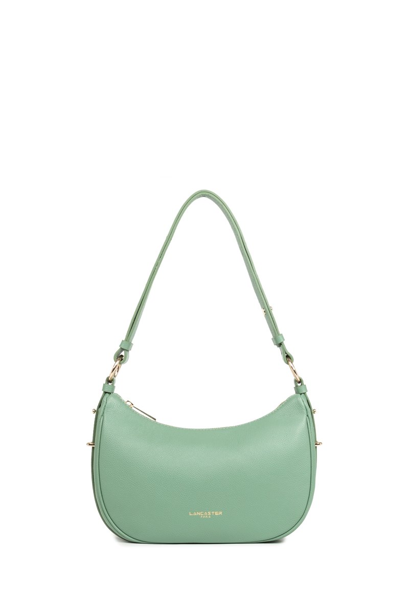 Borsa a tracolla verde in pelle con una forma curva, dettagli in hardware dorato e logo impressa sul davanti. Include una tracolla regolabile.