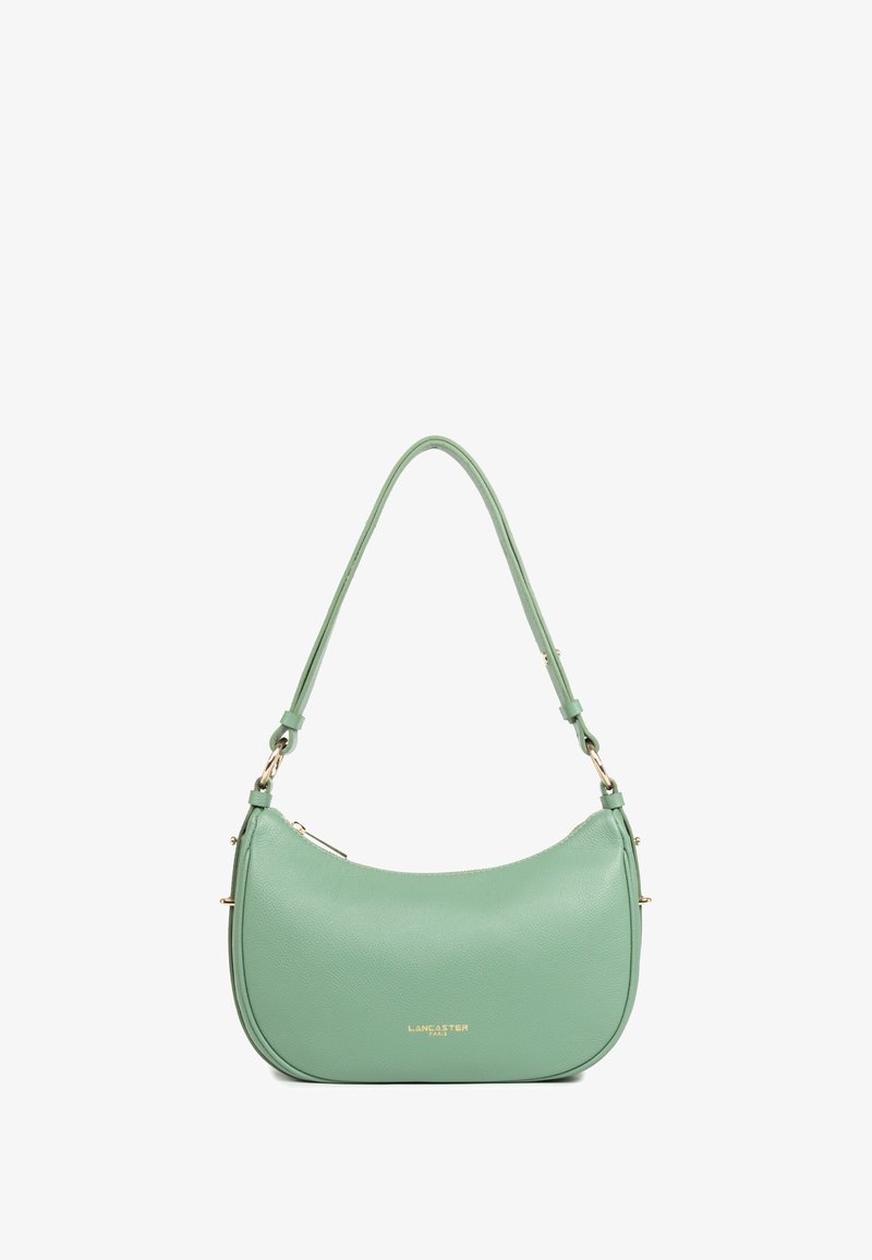 Borsa a tracolla verde in pelle con una forma curva, dettagli in hardware dorato e logo impressa sul davanti. Include una tracolla regolabile.