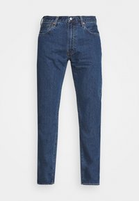 Mörkblå denimjeans med rak benled, femfickorsdesign och synlig sömnad; har en knapp- och dragkedjestängning.