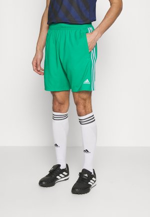 Shorts de sport verts en matériau léger, avec des rayures blanches sur les côtés, une taille élastique et un logo Adidas sur la jambe inférieure.