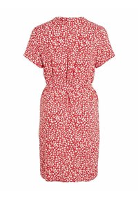 Robe florale rouge à manches courtes, taille froncée et longueur genou. Présente un motif floral blanc sur un fond lumineux.