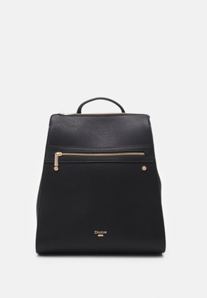 Schwarzer Leder-Rucksack mit goldener Reißverschlusstasche vorne, kleinem Tragegriff oben und "Dune"-Logo in Gold nahe der Basis vor einfarbigem Hintergrund.