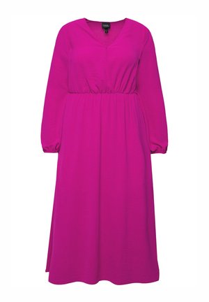 Vestido fucsia con mangas largas, escote en V y cinturilla elástica. Hecho de una tela texturizada, presenta una silueta fluida que llega a las rodillas.