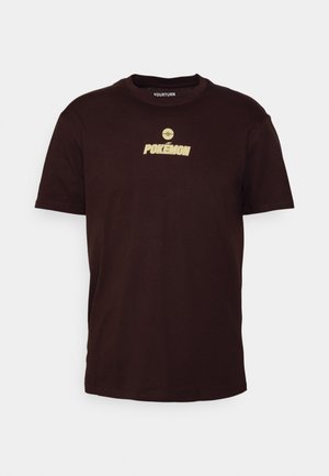 Dunkelbraunes T-Shirt mit kurzen Ärmeln und einem gelben Poké Ball-Symbol über gelbem "POKÉMON"-Text, zentriert auf der Brust.