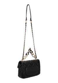 Schwarze, gesteppte Handtasche mit einer flachen Fronttasche, ausgestattet mit einem Kettenriemen mit schwarzen und goldenen Akzenten. Glatte Textur und rechteckige Form.