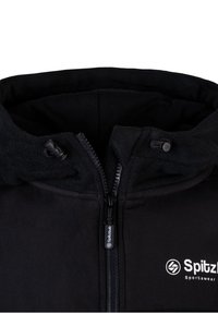 Schwarze Fleecejacke mit durchgehendem Reißverschluss, verstellbarem Kapuzenkragen und Logodetail. Glatte Textur mit weicher, warmer Innenauskleidung.