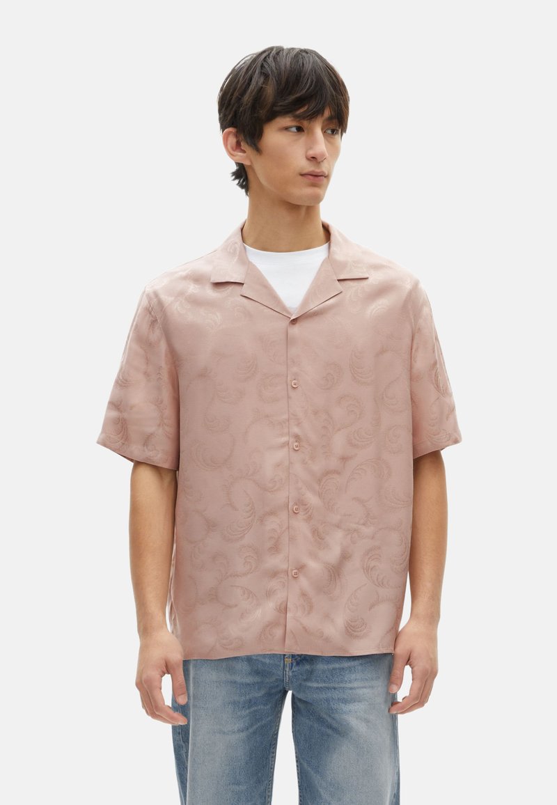 Korte mouwen shirt in lichtroze met een subtiel draaiend patroon, gemaakt van gladde stof met een puntkraag en knopen sluiting.