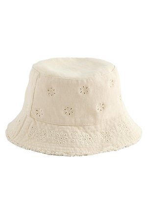 Chapeau bob beige en tissu avec motifs découpés de fleurs brodées et bord effiloché.