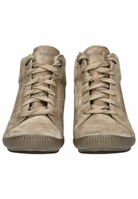 Beige hoge sneakers van suede, met platte veters, een ronde neus en een gestructureerde rubberen zool met een subtiel patroon op het vetergebied.