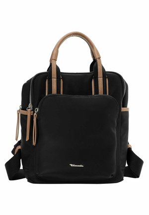 Sort rygsæk med flere lynlåslommer, tanfarvede håndtag og justerbare skulderremme, vist forfra på hvid baggrund.