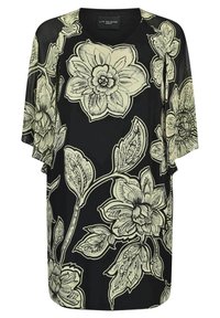 Camiseta negra de manga corta con grandes patrones florales en crema y hojas. Tejido ligero y suave con un corte suelto y relajado. Diseño de escote en V.