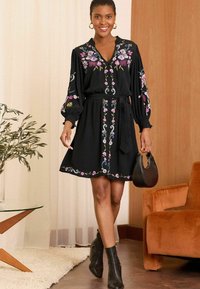 Love & Roses PETITE FIT - FLORAL EMBROIDERED   - Dnevna haljina - black