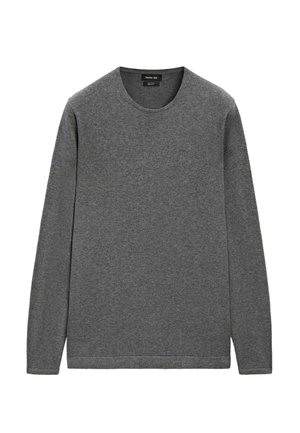 Grauer Pullover mit langen Ärmeln und Rundhalsausschnitt aus weichem Stoff, flach liegend präsentiert, mit sichtbarem Markenlabel im Inneren des Kragens.