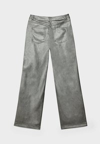 Pantalons larges en gris métallisé avec une texture lisse, dotés de deux poches arrière et d'une taille haute.
