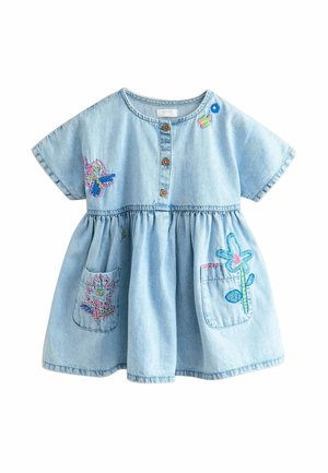 Robe en denim bleu clair à manches courtes avec boutons sur le devant, taille froncée, deux poches avant et détails brodés colorés de papillons et de fleurs.