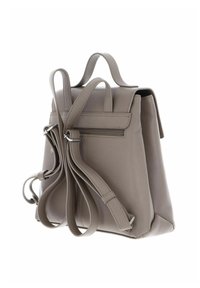Sac à dos en cuir gris avec des sangles ajustables, une poignée supérieure et une poche zippée à l'arrière, vu d'un angle arrière.